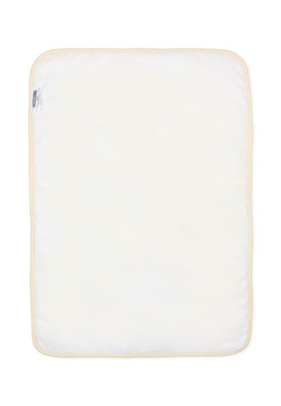 Rechthoekig baby-matrasbeschermer in crème, met een zachte, gladde textuur en een beige bies. Voorzien van een label in de linker bovenhoek.