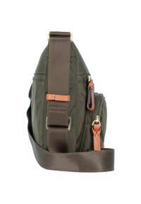 Borsa in nylon verde oliva con un accento in pelle color sabbia, tracolla regolabile marrone, tasca con zip e finitura texture. Presenta un design moderno.
