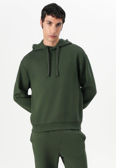 Hoodie vert olive en tissu doux, doté d'une poche kangourou à l'avant, d'une capuche avec cordon de serrage et de poignets et d'un ourlet côtelés. Design décontracté.