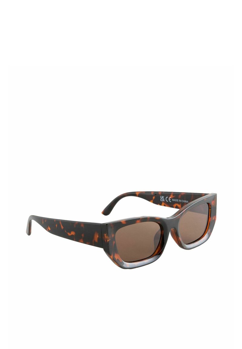 Lunettes de soleil en écaille de tortue avec une monture rectangulaire, des verres marron et en plastique lisse. Design élégant avec des branches larges.
