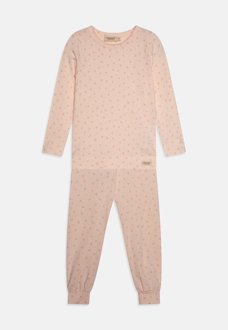 Conjunto de pijama rosa claro hecho de material suave, con mangas largas y pantalones que presentan un pequeño patrón floral en toda su superficie. Incluye un detalle de etiqueta.