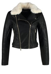 Chaqueta de cuero negra con cuello de piel, diseño corto, múltiples bolsillos con cremallera y acentos de hardware plateado. Textura suave.