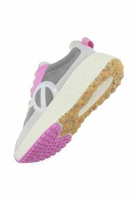 Sneaker en textile gris avec un accent rose et un logo argenté. La semelle extérieure est texturée avec un design moucheté, principalement en beige et rose.