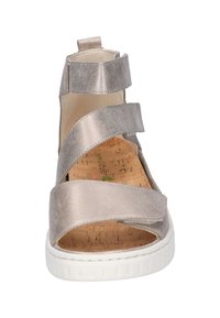 Zilveren leren sandaal met twee brede banden en een rugsteun. Textured kurken inlegzool en witte rubberen zool. Open ontwerp voor ademend vermogen.