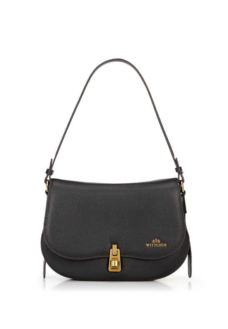 Borsa a spalla in pelle nera con texture, con pattina curva, chiusura in metallo dorato e tracolla regolabile. Presenta il logo del brand sul davanti.