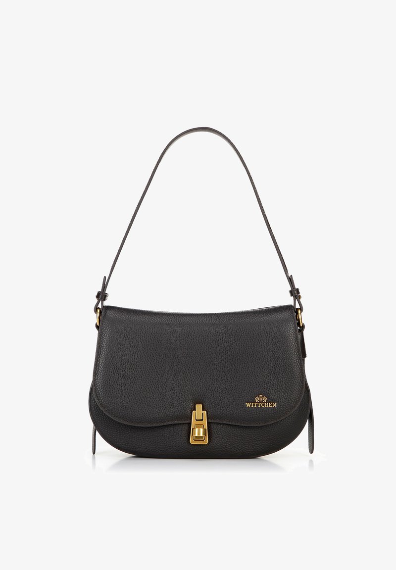 Borsa a spalla in pelle nera con texture, con pattina curva, chiusura in metallo dorato e tracolla regolabile. Presenta il logo del brand sul davanti.
