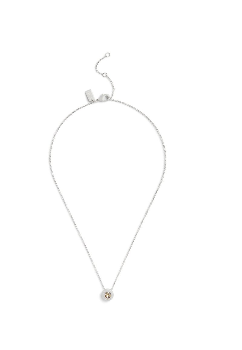 Collier en argent avec une chaîne fine et un fermoir réglable, arborant un pendentif rond avec une pierre centrale. Texture lisse et design minimaliste.
