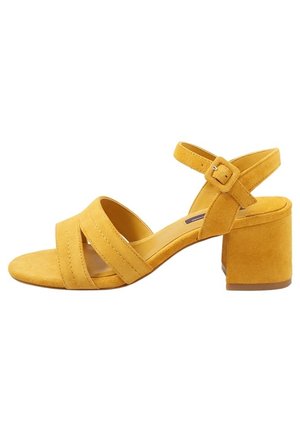 Sandale jaune en daim à bout ouvert, talon bloc, double brides avant et bride de cheville ajustable avec boucle carrée.