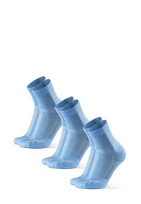 Calzini sportivi azzurro chiaro con texture a coste, di lunghezza alla caviglia più corta, e sezioni del piede e del tallone rinforzate. Presentano dettagli di motivo discreti.