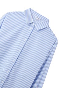 Camicia a maniche lunghe con bottoni, a righe blu chiaro e bianche, realizzata in cotone; presenta un colletto classico e bottoni bianchi lungo la parte anteriore.