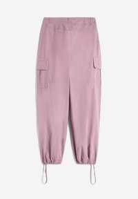 Pantaloni cargo rosa chiaro con polsini elasticizzati, dotati di due tasche laterali, una vestibilità comoda e una texture liscia e morbida.