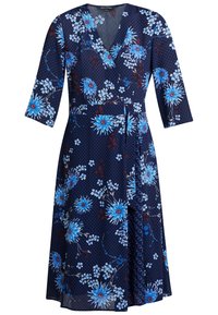 Marinblå omlottklänning med blå blommönster och röda detaljer, trekvartslånga ärmar och ett knytbälte vid midjan. Prickig textur.