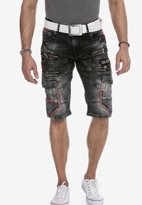 Denim shorts, grijs met vervaagde textuur, meerdere met rits gesloten zakken, rode stikselaccenten, witte riem, gedragen met witte sneakers.