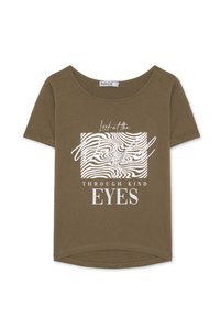 Camiseta verde oliva hecha de algodón suave, con un cuello redondo y mangas cortas. El gráfico frontal incluye texto blanco y un diseño de rayas onduladas.