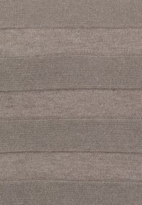 Tessuto a maglia marrone e beige con strisce orizzontali alternate di texture in diversi modelli di maglia e tonalità.