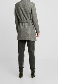 Vero Moda Abrigo corto - mottled dark grey