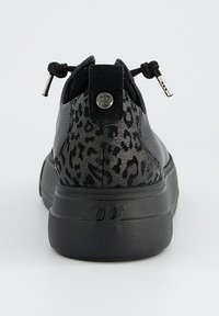 Sneakers slip-on nere con stampa leopardata testurizzata, lacci elasticizzati e un logo rotondo sul tallone. Suola in gomma leggera.