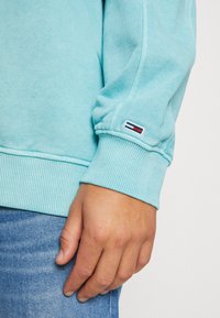 Tommy Jeans SKATER TIMELESS CREW - Mikina - ocean tide