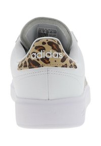 Zapatillas blancas con talón de leopardo y acabado texturizado. Presenta el prominente logo de Adidas en blanco. Suela duradera para tracción y soporte.
