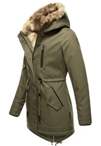 Parka vert olive avec capuche doublée de fourrure, taille à cordon, poche poitrine zippée, et poches à rabat inclinées, conçue pour l'hiver.