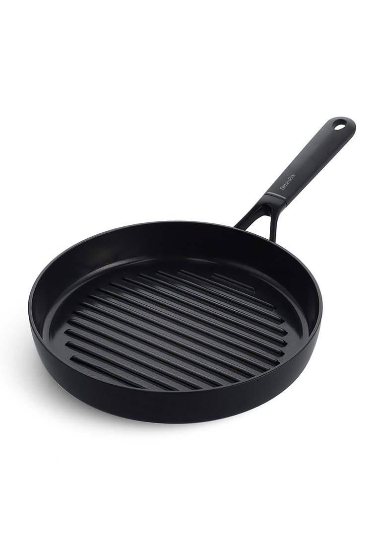 Sartén de parrilla negra redonda con base plana y rayas paralelas elevadas, con un mango resistente para un manejo fácil. Textura suave.