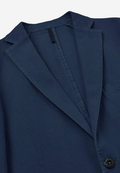 Navy blazer van een gestructureerde stof, met notched lapels, een enkele zwarte knop en een zakdetail, weergegeven in een platte positie.