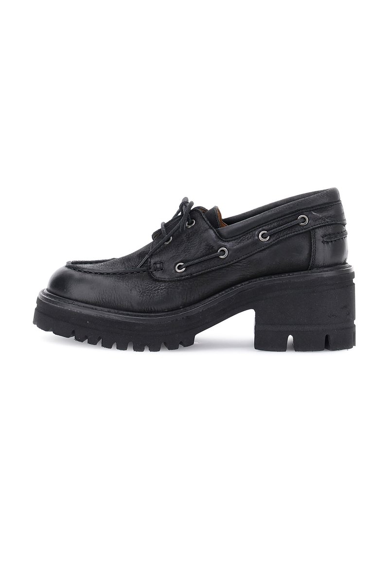 Schwarzer Leder-Chunky-Loafer mit dicker Profilsohle, Blockabsatz, Schnürfront und Mokassin-Nähten, seitlich auf weißem Hintergrund dargestellt.