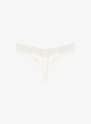 Weißes Spitzen-Thong mit gewellten Kanten und Blumenmuster. Dünne Träger und dreieckige Form, mit einem Knopfdetail an der Vorderseite.