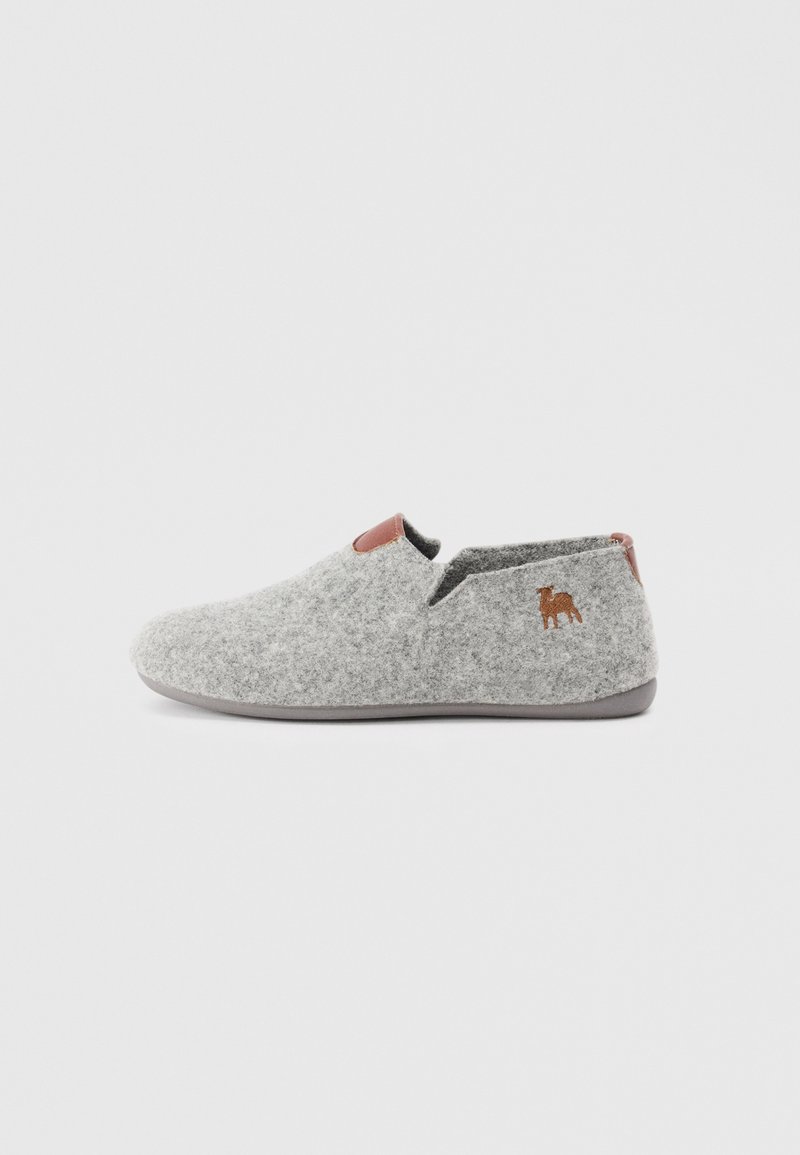 Chausson gris en feutre avec un design décolleté, accent en cuir brun au talon et un petit logo de chien brun sur le côté. Texture douce.