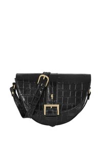 Czarna torebka crossbody z faux skóry, o teksturze krokodylej, półokrągłym kształcie, z złotymi akcentami i regulowanym paskiem.