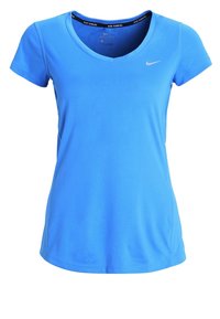 Blå idrottströja i ett lätt och andningsbart tyg. Har V-hals, korta ärmar och en liten logotyp på bröstet.