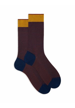 Calze lavorate a maglia con un motivo geometrico bordeaux e blu navy, caratterizzate da un risvolto giallo senape e sezioni rinforzate in blu navy nel tallone e nella punta.