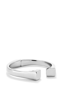 Brazalete de plata con una superficie lisa y pulida. Presenta un diseño abierto y extremos cuadrados, destacando un estilo geométrico minimalista.