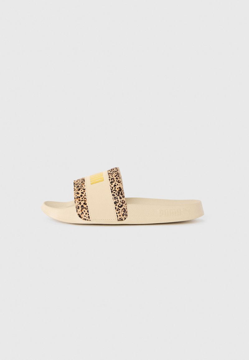 Beige liukastushormit, jossa on leopardikuvioinen hihna, teksturoitu pinta ja kohokuvioitu logo; tasapohja rentoon käyttöön.