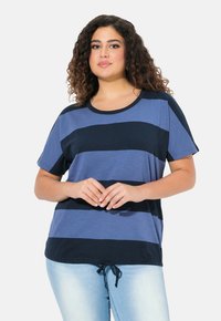 Camiseta de manga corta con rayas horizontales en azul marino y azul claro, escote redondo, corte relajado y detalle de cordón en el dobladillo.