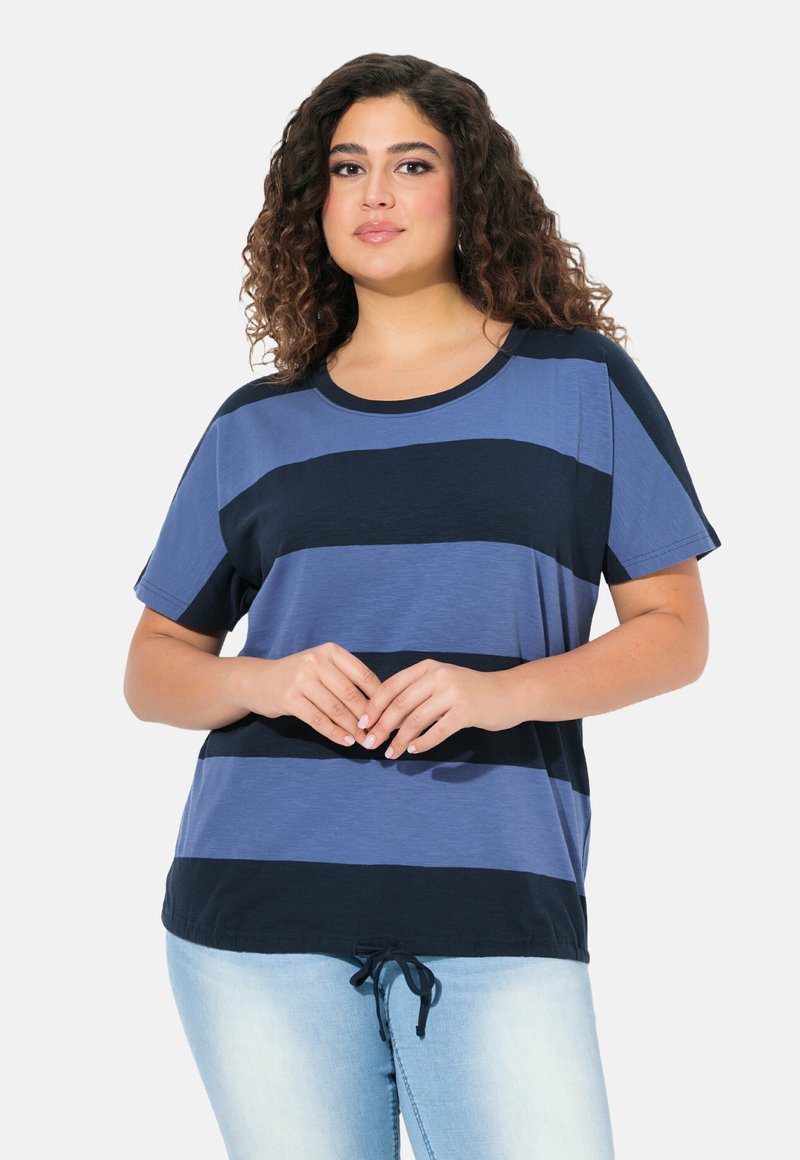 Camiseta de manga corta con rayas horizontales en azul marino y azul claro, escote redondo, corte relajado y detalle de cordón en el dobladillo.