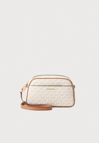 Χιαστί τσάντα από συνθετικό υλικό σε κρεμ χρώμα με επαναλαμβανόμενο μοτίβο λογότυπου MK, καφέ λεπτομέρειες, χρυσούς μεταλλικούς εξαρτήματα και ρυθμιζόμενο λουρί.