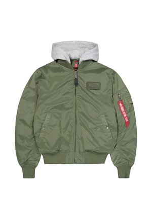Veste bomber verte olive avec des poignets et une taille côtelés, capuche grise, poches à rabat et une poche zippée sur la manche avec un détail de tag rouge.