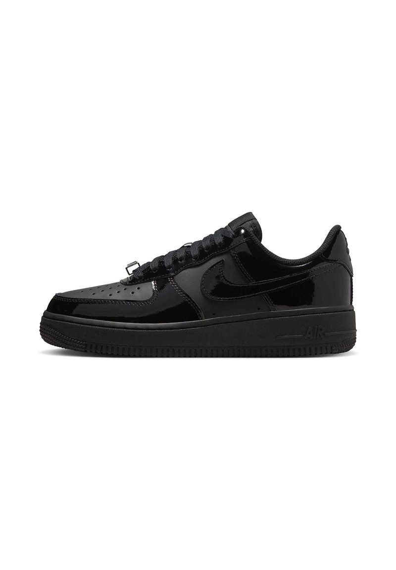 Zapatilla Nike Air Force 1 de piel negra brillante y corte bajo, con cordones negros y suela de goma, mostrada de perfil sobre fondo blanco.