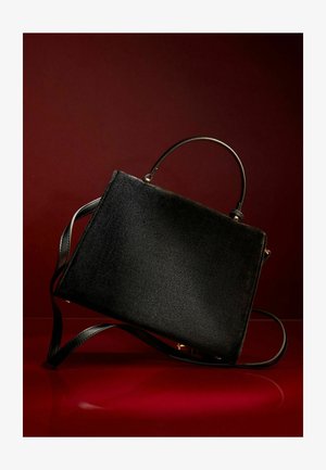 Schwarze Handtasche aus strukturiertem Material, mit zwei Griffen, einem abnehmbaren Gurt und goldenen Hardware-Details. Rechteckige Form.