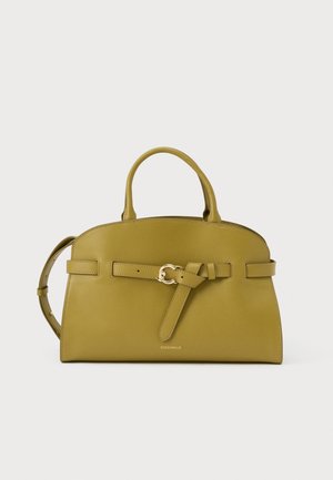 Struktūruota alyvuogių žali odinė rankinė su apvaliais viršutiniais rankenėliais, dekoratyvine diržu su auksine sagtimi ir „Coccinelle“ logotipu priekyje.