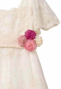 Abito bianco in pizzo con maniche corte e arricciate. Presenta un dettaglio floreale con fiori finti rosa e bianchi in vita e ricami decorativi.
