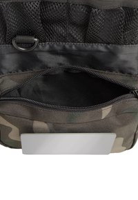 Borsa mimetica con chiusura con zip, tasca in rete e pannello riflettente piatto sul davanti, realizzata in tessuto resistente e con finitura testurizzata.