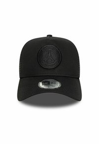 Cappellino nero con un logo circolare testurizzato che presenta la Torre Eiffel e la scritta "PARIGI". Il design include una visiera piatta e lati in rete traspirante.