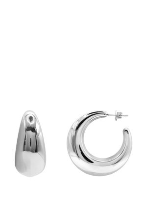 Paar glänzende silberne Metallohrringe, einer in glatter Tropfenform, der andere ein dicker, abgerundeter offener Reifen mit Steckverschluss.
