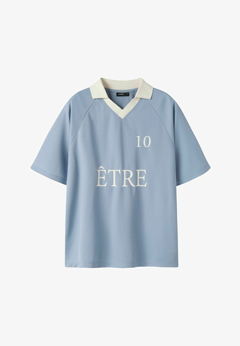 Chemise bleu clair à manches courtes avec col blanc, col en V, numéro 10 sur la poitrine et le mot « ÊTRE » imprimé sous le numéro.