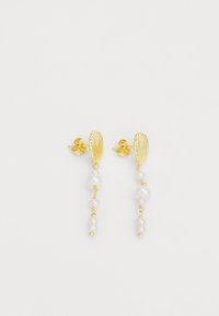 Brincos em tom dourado com um topo em forma de concha e gotas de pérola branca, exibindo uma combinação de superfícies lisas e ligeiramente texturizadas.