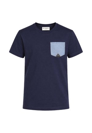 T-shirt blu navy a maniche corte con collo rotondo e taschino sul petto azzurro chiaro con una piccola etichetta nera.