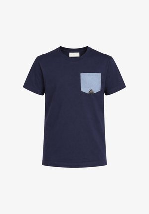 T-shirt blu navy a maniche corte con collo rotondo e taschino sul petto azzurro chiaro con una piccola etichetta nera.