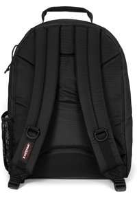 Svart tygryggsäck med vadderade remmar, ett handtag på toppen och en mesh-sidoficka. Enkelt, strukturerat design med hållbar sömnad.